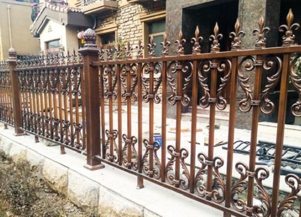 南京鋁藝護欄多少錢一米？使用哪種材料比較好？(圖1)